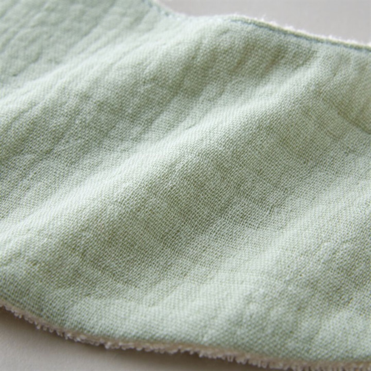 出産祝い ベビーギフト お食事防水エプロンとスタイのセット チューリップ Lien de famille