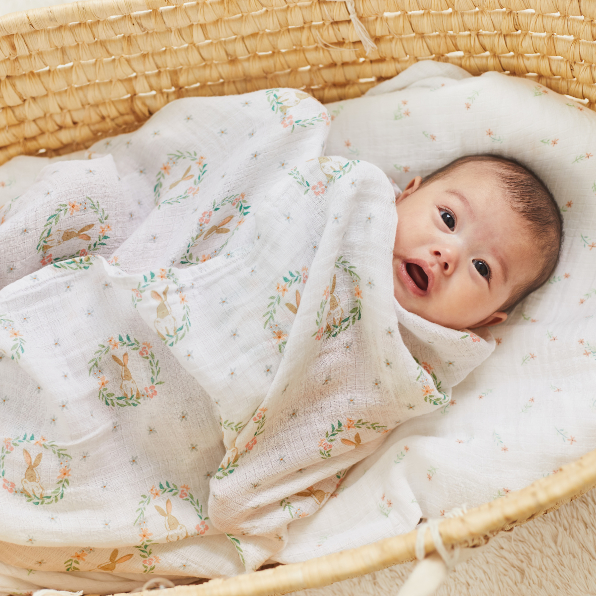 aden + anais essentials エイデンアンドアネイ エッセンシャルズ おくるみスワドル ブラッシングバニーズ  使用イメージ
