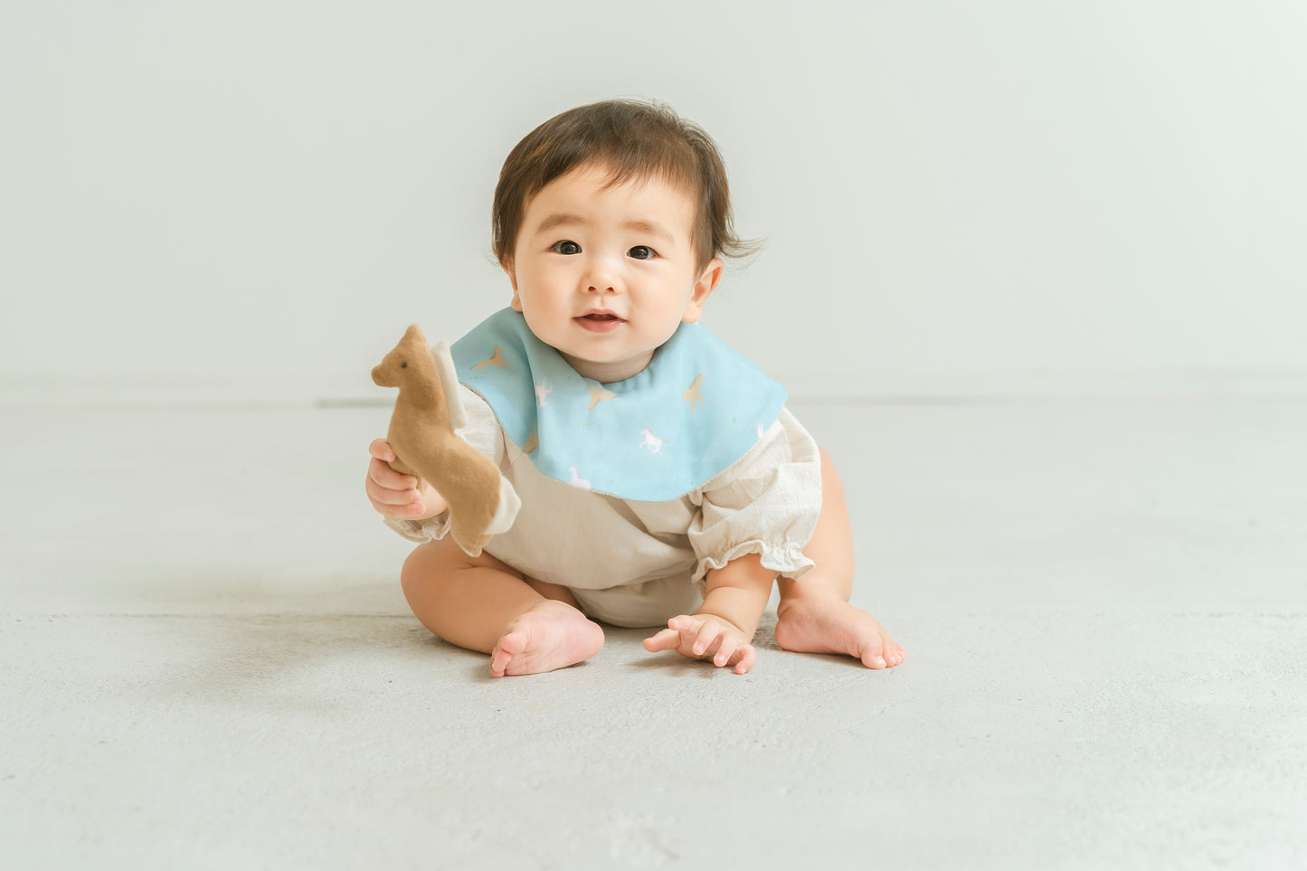 出産祝いギフト 2026年午年生まれに お馬さんのパリモフトイズとスタイのベビーケーキ Lien de famille ブルー イエロー