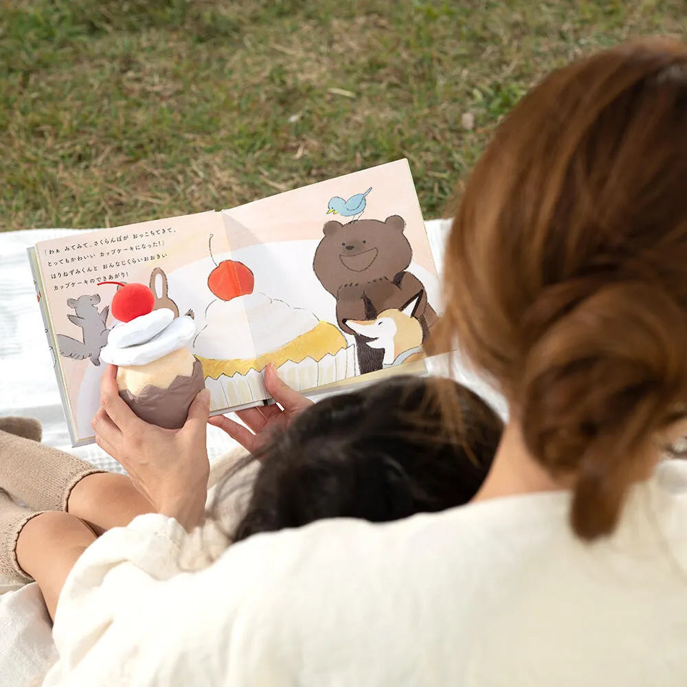 出産祝いにおすすめ ベビーギフト ぬいぐるみ ＋ 絵本 知育玩具セット えほんでごっこあそび 「はりねずみくんとカップケーキ」