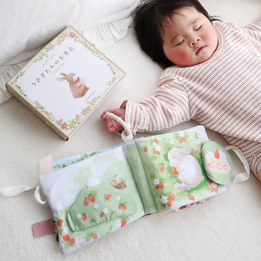 出産祝いにおすすめ ベビーギフト 洗濯できる布絵本 「うさぎたちのお茶会」