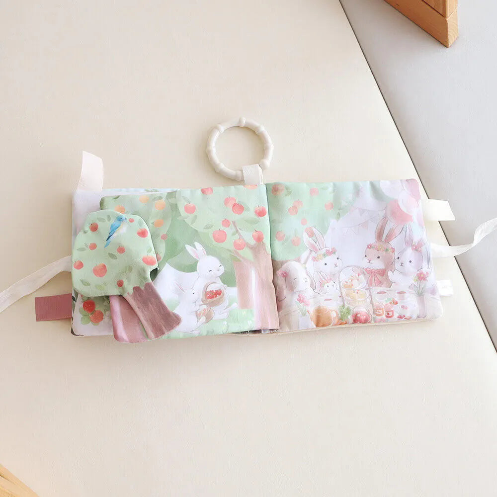 出産祝いにおすすめ ベビーギフト 洗濯できる布絵本 「うさぎたちのお茶会」