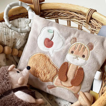 出産祝いにおすすめ ベビーギフト 洗濯できる布絵本 「りすくんのさくらんぼ探し」