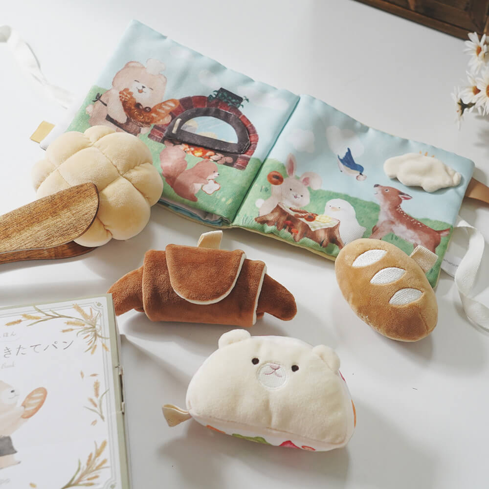 出産祝いにおすすめ あまのっぽ amanoppo ベビーギフト こぐまくんのおもちゃ2点セット 洗濯できる布えほん・パンのラトル （有料ラッピング不可）