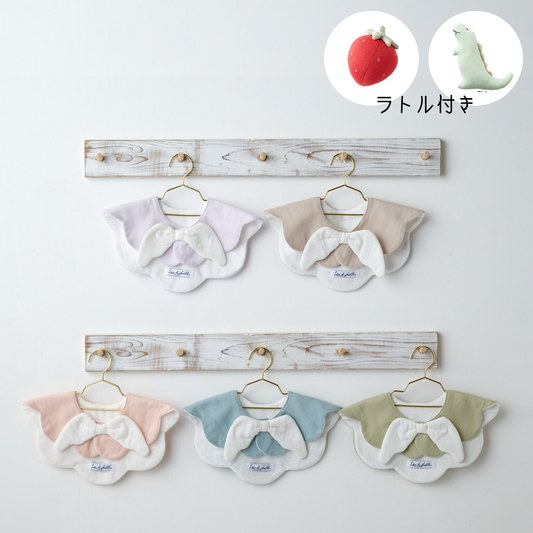 出産祝いにおすすめ スタイとラトルのセット 色が選べるもこもこ天使のスタイとラトル（いちご or 恐竜） lien de famille リヤンドファミーユ