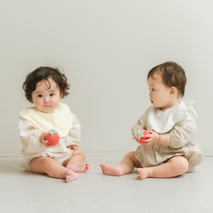 出産祝いにおすすめ スタイとラトルのセット 色が選べるもこもこ天使のスタイとラトル（いちご or 恐竜） lien de famille リヤンドファミーユ