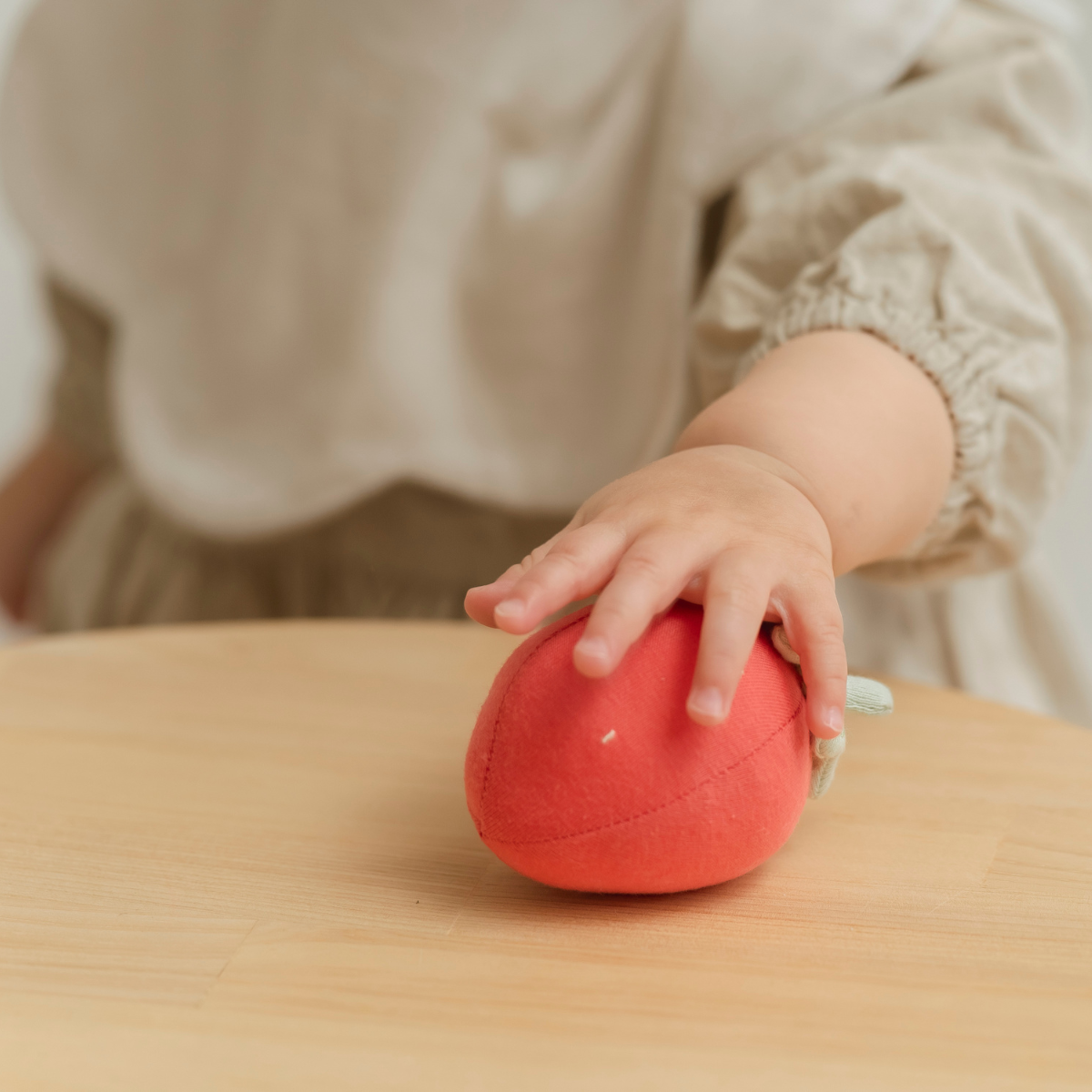 出産祝いにおすすめ スタイとラトルのセット 色が選べるもこもこ天使のスタイとラトル（いちご or 恐竜） lien de famille リヤンドファミーユ