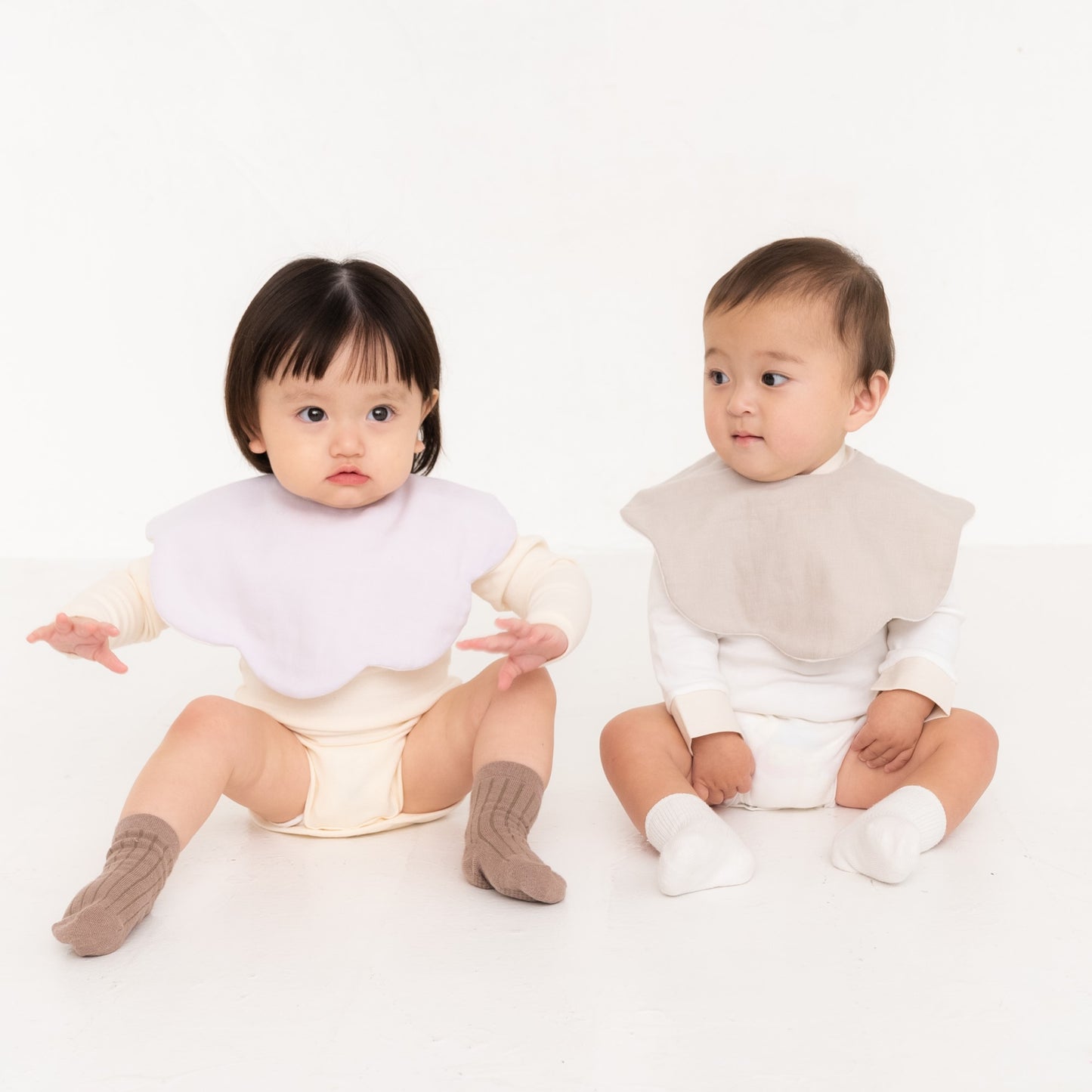 出産祝いにおすすめ スタイとラトルのセット 色が選べるもこもこ天使のスタイとラトル（いちご or 恐竜） lien de famille リヤンドファミーユ