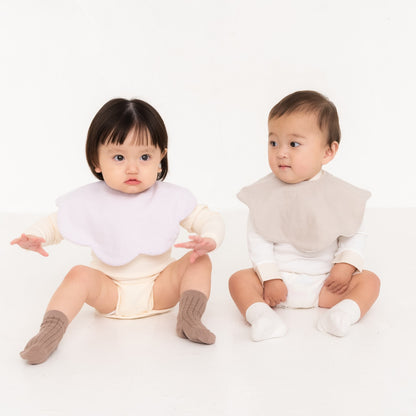 出産祝いにおすすめ スタイとラトルのセット 色が選べるもこもこ天使のスタイとラトル（いちご or 恐竜） lien de famille リヤンドファミーユ