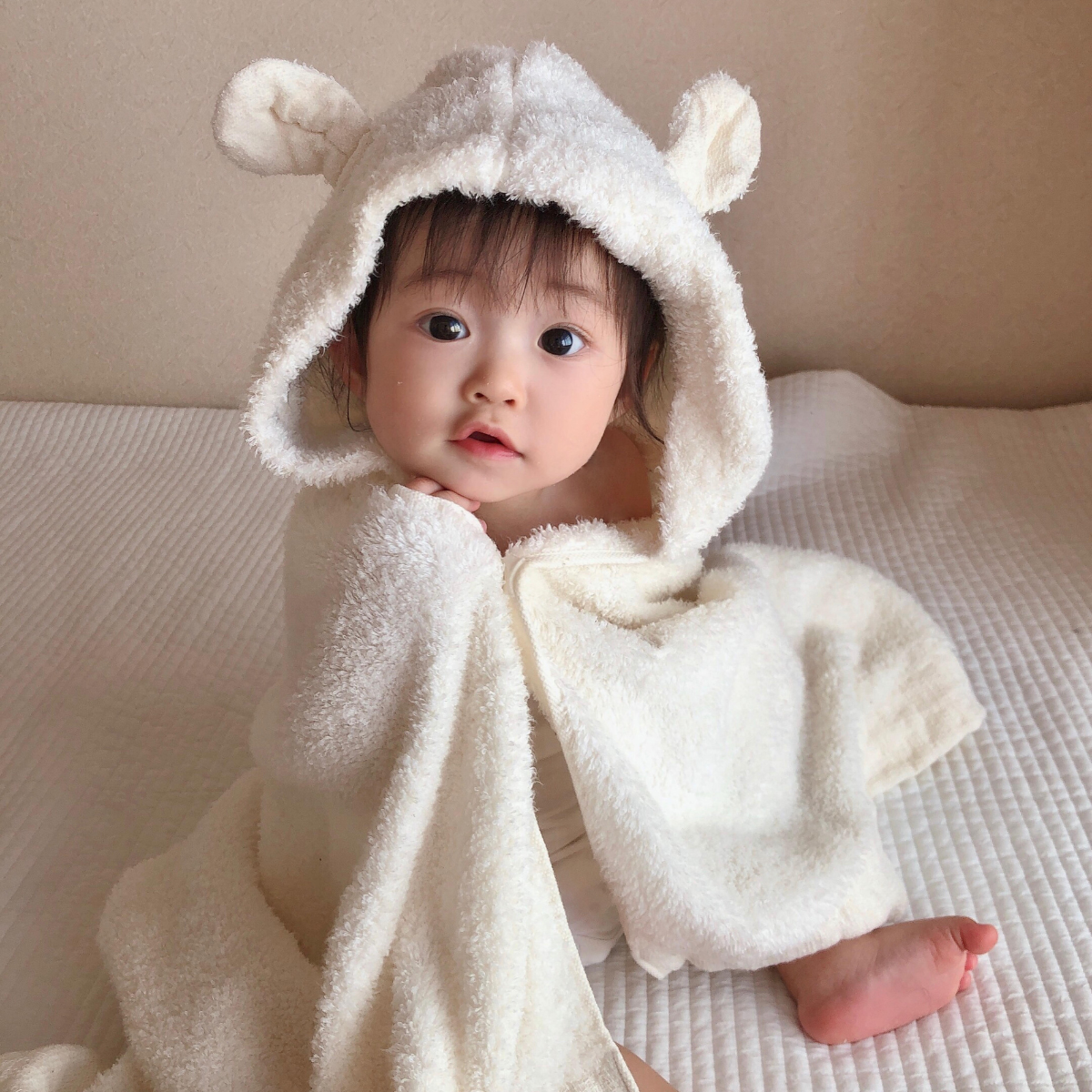 出産祝いにおすすめ今治タオル フード付きバスタオル 日本製 うさぎ シュエット 使用イメージ
