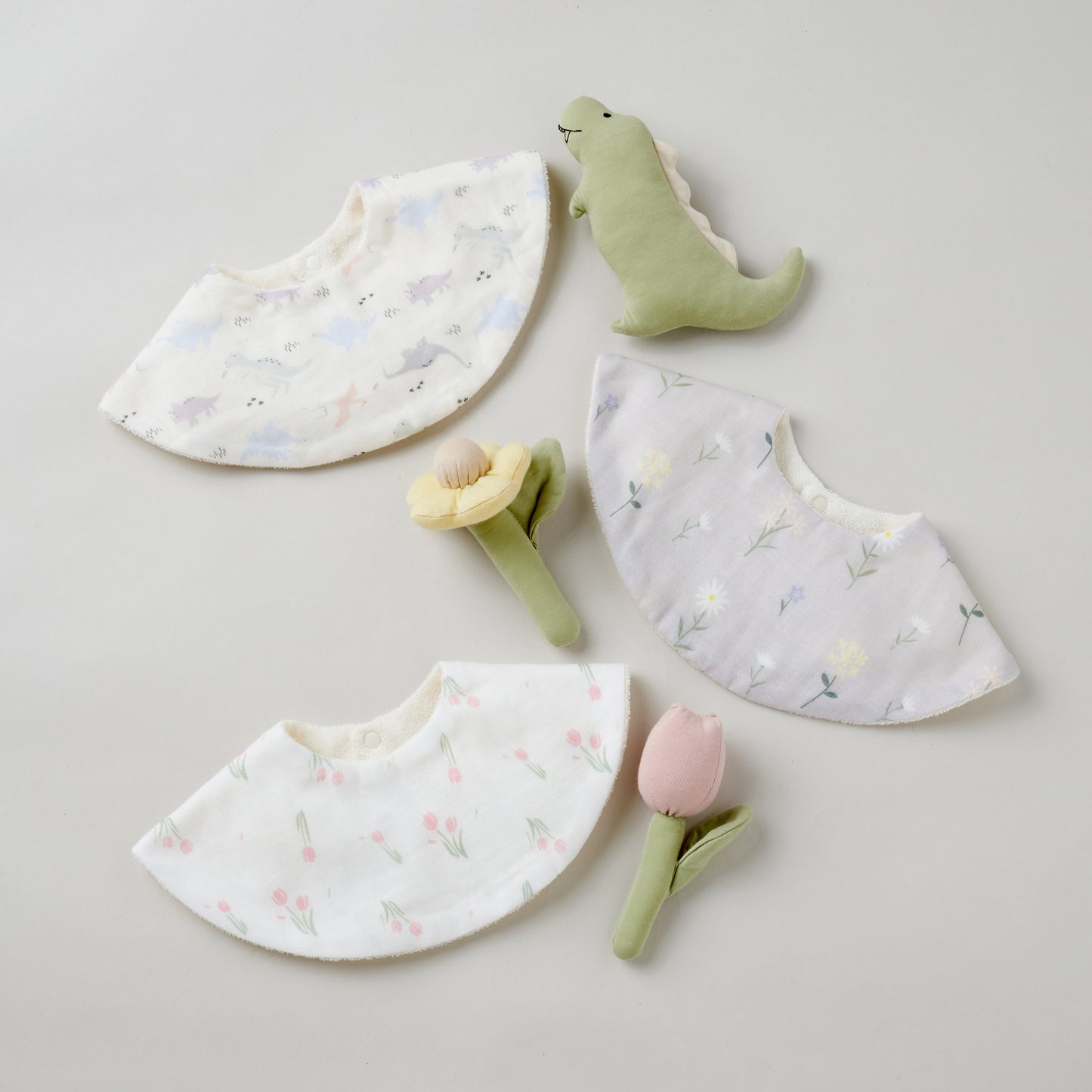 出産祝いギフト スタイとラトルの2点セット Lien de famille ピンク イエロー グリーン