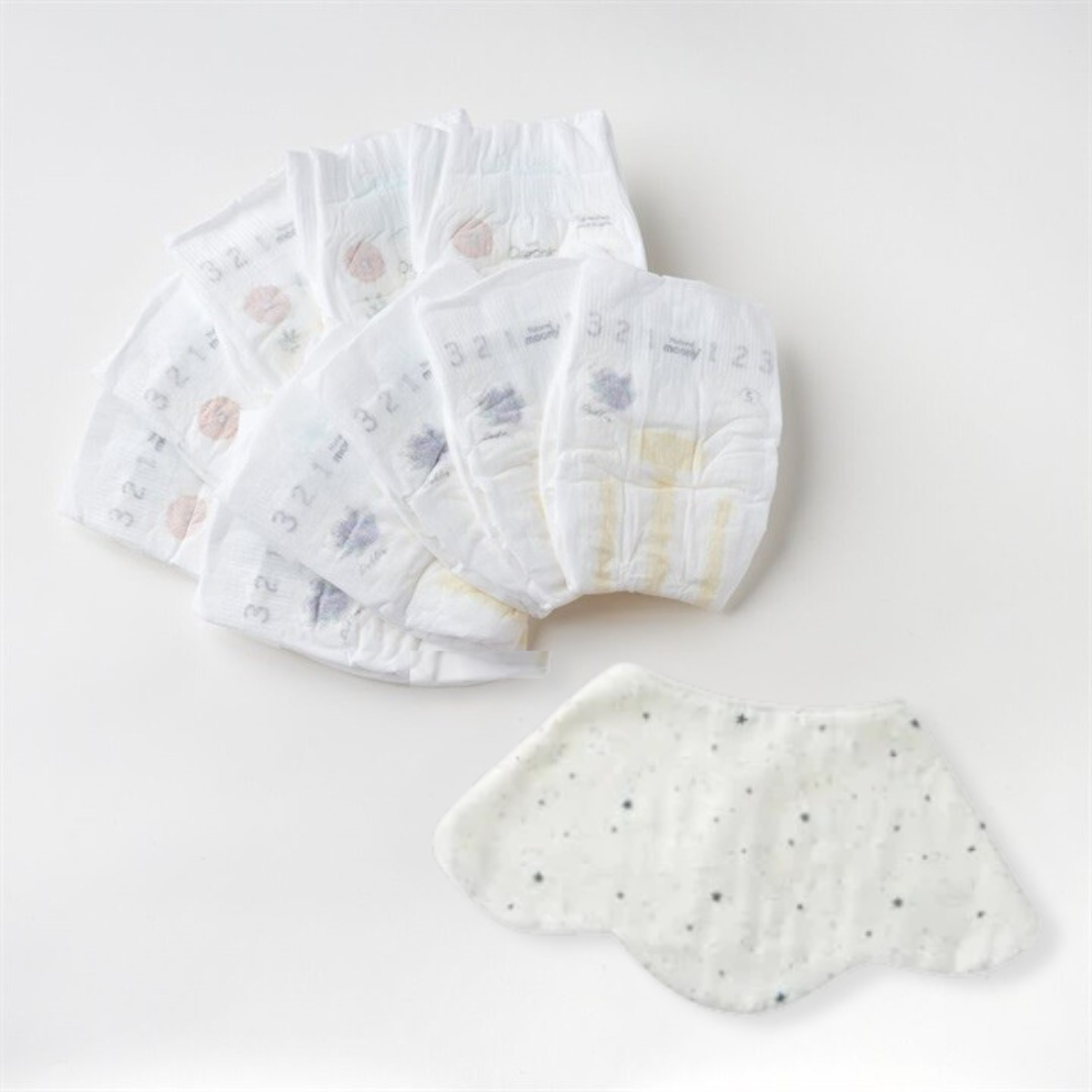 出産祝いギフト おむつケーキ おむつ10枚＋大きめスタイ1枚 Lien de famille スター